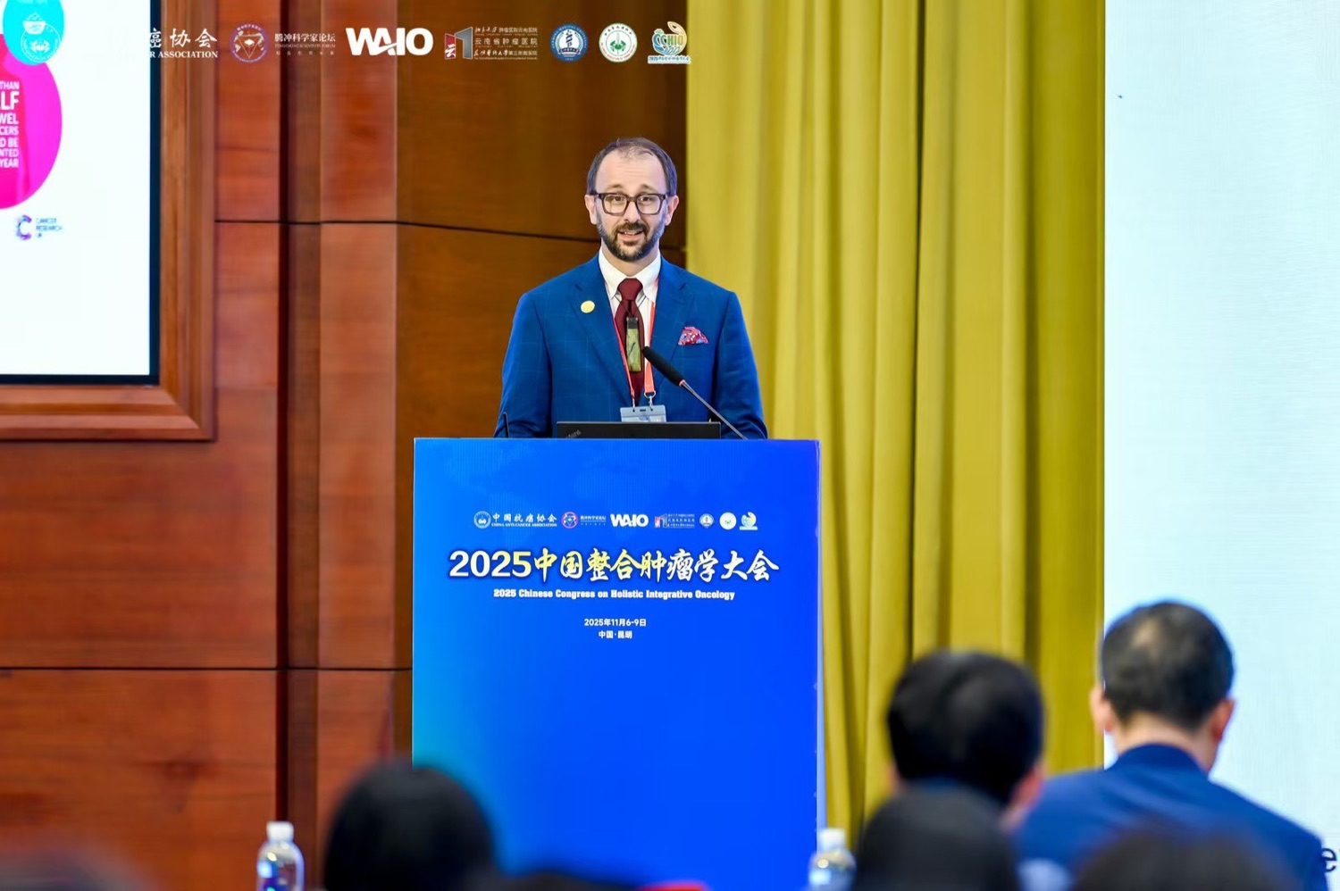 Chris Jackson speaking at the 2025 Chinese Congress on Holistic Integrative Oncology
